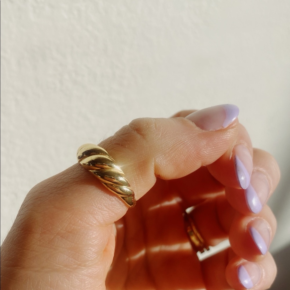 Mejuri Iconic Thin Croissant Dôme Ring